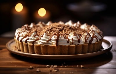 Em cima de uma mesa, banoffee com massa de biscoitos crocante, decorado com chantilly cremoso, polvilhado com raspas de chocolate. Em cima de uma mesa, banoffee com massa de biscoitos crocante, decorado com chantilly cremoso, polvilhado com raspas de chocolate.