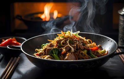 imagem mostra um cozido de carne com legumes envolto em um molho cremoso marrom.