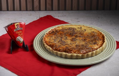 Quiche de queijo azul com cebola caramelizada, cremosa, elegante e perfeita para ocasiões especiais.