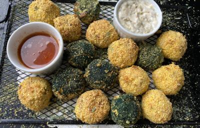 Imagem da receita de Bolinho de Frango com Spirulina e Fubá, e ao lado potes com temperos e molhos Imagem da receita de Bolinho de Frango com Spirulina e Fubá, e ao lado potes com temperos e molhos