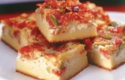 foto tirada de um prato redondo branco com pedaços de torta foto tirada de um prato redondo branco com pedaços de torta