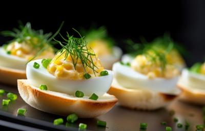 Fotografia de algumas unidades de canapés preparados com ovos de codorna e creme de leite com cebolinha por cima. Fotografia de algumas unidades de canapés preparados com ovos de codorna e creme de leite com cebolinha por cima.