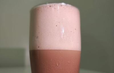 foto da receita de frappe com chocolate servida num copo de vidro alto sobre uma mesa branca foto da receita de frappe com chocolate servida num copo de vidro alto sobre uma mesa branca