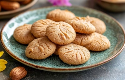 Em cima de uma mesa, biscoitos redondos crocantes com listas feitas com um garfo. Em cima de uma mesa, biscoitos redondos crocantes com listas feitas com um garfo.