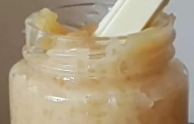 Fotografia de um pote de vidro médio com aroz doce de kitkat branco e um pedaço inteiro do kitkat apoiado. Fotografia de um pote de vidro médio com aroz doce de kitkat branco e um pedaço inteiro do kitkat apoiado.