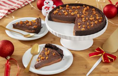 Fotografia de uma torta de chocolate com caramelo salgado é representada em três camadas táteis. A base é de massa de biscoito de chocolate, seguida por uma camada de caramelo e, por fim, uma camada de chocolate.