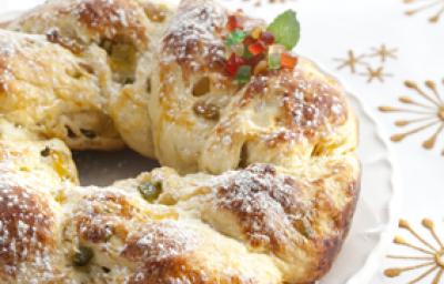 Rosca com frutas secas e cobertura de açúcar. Rosca com frutas secas e cobertura de açúcar.