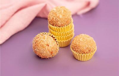 Brigadeiro de doce de leite enrolado com coco queimado Brigadeiro de doce de leite enrolado com coco queimado