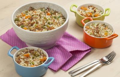fotografia em tons de azul, laranja, branco e verde de uma bancada bege vista de cima. Contém 3 potinhos com alças nas cores azul, laranja e verde com o arroz com pedaços de carne, ao lado um recipiente redondo branco com o arroz e pedaços de carne fotografia em tons de azul, laranja, branco e verde de uma bancada bege vista de cima. Contém 3 potinhos com alças nas cores azul, laranja e verde com o arroz com pedaços de carne, ao lado um recipiente redondo branco com o arroz e pedaços de carne