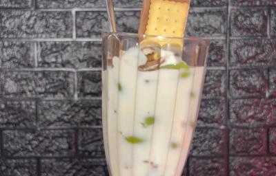 Fotografia de uma taça de vidro grande com cmadas de iogurte, choco trio e frutas. Fotografia de uma taça de vidro grande com cmadas de iogurte, choco trio e frutas.