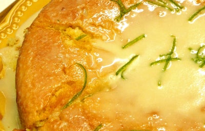 Bolo de limão da vovó com calda e cobertura de açúcar de confeiteiro, raspas de limão