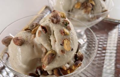 Receita de Sorvete de Pistache com Caramelo Salgado, diferente e delicioso, feito com Leite Líquido NINHO Forti+ Integral, NESTLÉ Creme de Leite e pasta de pistache, servido em bolas em uma taça e decorado com pistaches in natura Receita de Sorvete de Pistache com Caramelo Salgado, diferente e delicioso, feito com Leite Líquido NINHO Forti+ Integral, NESTLÉ Creme de Leite e pasta de pistache, servido em bolas em uma taça e decorado com pistaches in natura