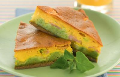 fotografia em tons de amarelo e verde tirada de dois pedaços de torta nas cores citadas, dentro de um prato redondo verde