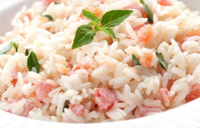 foto em tons de branco e vermelho tirada de um prato redondo branco com arroz e tomate foto em tons de branco e vermelho tirada de um prato redondo branco com arroz e tomate