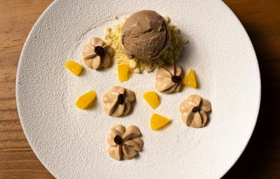 Receita de Café, Cardamomo e Laranja, delicioso e diferente, feito com Bolo de Amêndoa, Caramelo, Mousse de Laranja, Ganache Montada, Sorvete, Crumble Branco e decorado com Chocolate Branco