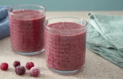 imagem mostra smoothie de frutas vermelhas com Fiber Mais® Sem Sabor, com textura cremosa, servido gelado em copo.