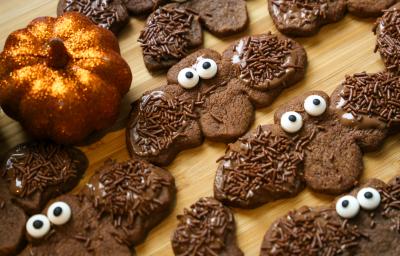 Fotografia de varios biscoitos de chocolates em formato de morcego decorados com granulado. Fotografia de varios biscoitos de chocolates em formato de morcego decorados com granulado.