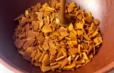 Fotografia em tons claros com uma receita clássica da confeitaria chamada Pailleté Feuilletine, que é uma base cocrante feita para decorar bolos, tortas, entre outros