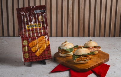 Mini sanduíches quentes de queijo coalho grelhado com tomate assado e maionese de ervas práticos e ideais para compartilhar.