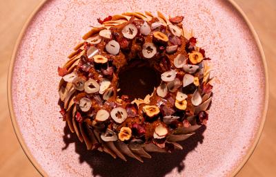 Foto vista de cima da receita de Paris Brest de Avelãs, uma receita rebuscada, repleta de uma decoração lindíssima com fatias de avelãs caramelizadas
