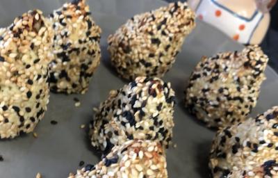 Imagem da receita de Coxinha sem Massa e Proteica, em um prato, sobre uma mesa Imagem da receita de Coxinha sem Massa e Proteica, em um prato, sobre uma mesa