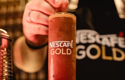 Foto da receita de Espresso Tônica. Observa-se um copo alto de NESCAFÉ com a bebida dentro. Foto da receita de Espresso Tônica. Observa-se um copo alto de NESCAFÉ com a bebida dentro.