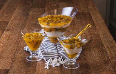 foto da receita de creme de tapioca com compota de frutas amarelas da renata luiza, servida em taças, montada em camadas, sobre uma bancada de madeira foto da receita de creme de tapioca com compota de frutas amarelas da renata luiza, servida em taças, montada em camadas, sobre uma bancada de madeira
