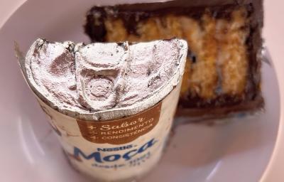 Fotografia de um bolo em formato de lata de leite moça. O bolo imita uma lata de Leite MOÇA e é recheado com ganache de maracujá e brigadeiro branco Fotografia de um bolo em formato de lata de leite moça. O bolo imita uma lata de Leite MOÇA e é recheado com ganache de maracujá e brigadeiro branco