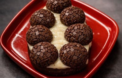 Ovo tablete 2D recheado com brigadeiros gourmet, crocante e irresistível.