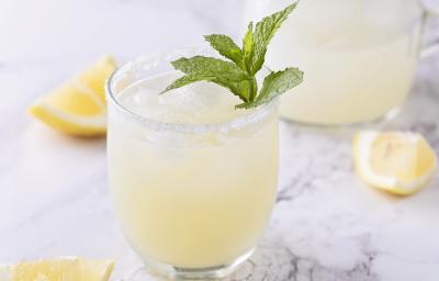 fotografia em tons de branco de uma mesa de mármore. Contém dois copos transparentes com a limonada. fotografia em tons de branco de uma mesa de mármore. Contém dois copos transparentes com a limonada.