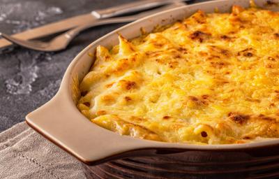 Fotografia em tons de amarelo com uma travessa bege ao centro. Dentro da travessa existe um gratinado de ovos com alho-poró com mandioquinha de cor amarela. Fotografia em tons de amarelo com uma travessa bege ao centro. Dentro da travessa existe um gratinado de ovos com alho-poró com mandioquinha de cor amarela.