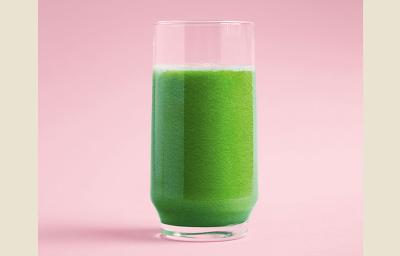Fotografia em tons de verde e rosa, com copo de suco verde ao centro, em plano rosa. Fotografia em tons de verde e rosa, com copo de suco verde ao centro, em plano rosa.