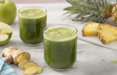 imagem mostra suco verde com Fiber Mais® sabor Limão, preparado com couve, maçã-verde, abacaxi, limão e gengibre, servido em copo.