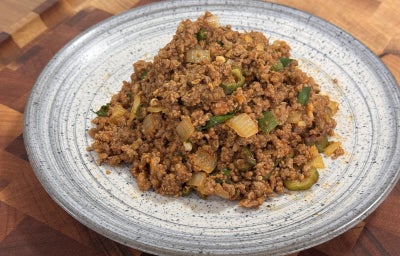 imagem mostra um prato com carne moída e pedaços de quiabo espalhados
