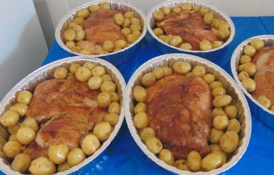 Foto da receita de Pernil Assado com Batatas Coradas. Observa-se 5 travessas de alumínio com o pernil dentro bem dourado e muitas batatinhas ao redor. Foto da receita de Pernil Assado com Batatas Coradas. Observa-se 5 travessas de alumínio com o pernil dentro bem dourado e muitas batatinhas ao redor.