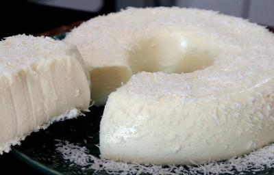 Foto em tons de branco da receita de gelado paulista servida em uma porção grande com uma fatia cortada Foto em tons de branco da receita de gelado paulista servida em uma porção grande com uma fatia cortada