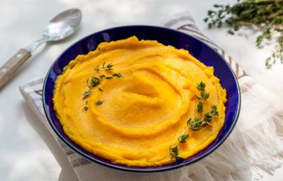 fotografia em tons de laranja, branco e azul de uma mesa branca. Contém um recipiente azul com o purê de abóbora dentro. fotografia em tons de laranja, branco e azul de uma mesa branca. Contém um recipiente azul com o purê de abóbora dentro.