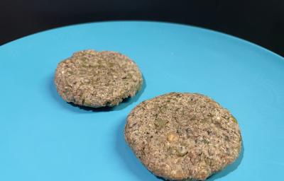 Imagem da receita de Hambúrguer Vegetariano de Ervilha, em um prato azul Imagem da receita de Hambúrguer Vegetariano de Ervilha, em um prato azul