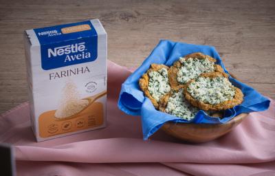 Foto da receita de esfiha de farinha de aveia servida em 4 porções em uma cesta decorada com pano azul em cima de uma mesa de madeira Foto da receita de esfiha de farinha de aveia servida em 4 porções em uma cesta decorada com pano azul em cima de uma mesa de madeira