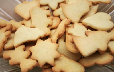 Fotografia em tons de caramelo com vários biscoitos amanteigados ao centro. Cada biscoitinho tem um formato diferente. Fotografia em tons de caramelo com vários biscoitos amanteigados ao centro. Cada biscoitinho tem um formato diferente.