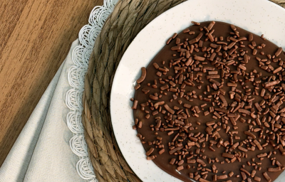 Fotografia em tons claros de um brigadeiro de chocolate proteico feito com nutren protein