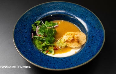 Cabeça e pescoço de frango com pirão de leite, salada de maxixe e crocante rendado em apresentação refinada e cheia de sabor.