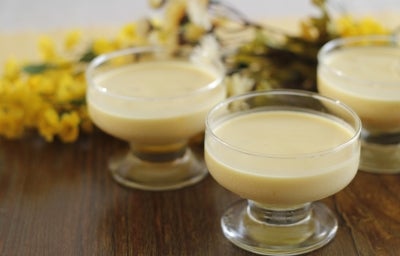 Imagem de taças com um creme de abacaxi amarelo e cremoso. Imagem de taças com um creme de abacaxi amarelo e cremoso.