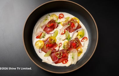 Ajo blanco de caju com atum marinado, uvas, pera e ovas de capelim. Uma combinação fresca, cremosa e sofisticada.