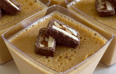 imagem mostra uma mousse cremosa de doce de leite servida em porções individuais.