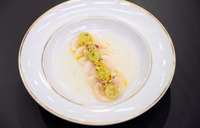 Crudo de vieiras com manga, maçã verde, uvas e vinagrete, finalizado com xerém de castanha