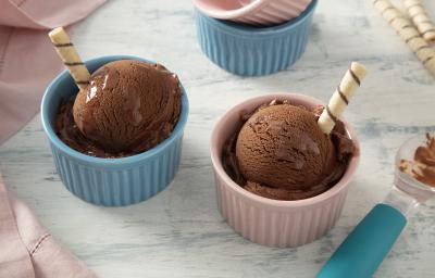 Foto da receita de MOÇA Sorvete com Nescau. Observa-se dois potinhos individuais, um rosa e um azul, um com cada bola de sorvete. Cada potinho tem um palito de wafer. Foto da receita de MOÇA Sorvete com Nescau. Observa-se dois potinhos individuais, um rosa e um azul, um com cada bola de sorvete. Cada potinho tem um palito de wafer.