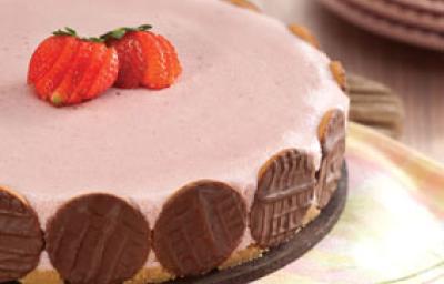fotografia em tons de rosa e marrom tirada de uma torta de morango com biscoitos de chocolates em volta fotografia em tons de rosa e marrom tirada de uma torta de morango com biscoitos de chocolates em volta