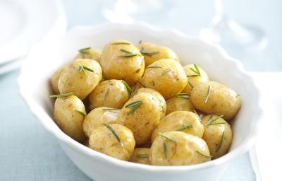 fotografia em tons de branca e azul de uma bancada vista de cima, contém um recipiente redondo e branco com bolinhas de batatas e alecrim por cima fotografia em tons de branca e azul de uma bancada vista de cima, contém um recipiente redondo e branco com bolinhas de batatas e alecrim por cima