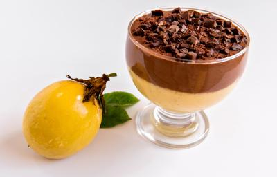 Receita de Mousse de Maracujá com Chocolate, fácil e delicioso, feito com Leite MOÇA, suco e maracujá concentrado, NESTLÉ Creme de Leite e Chocolate ao Leite NESTLÉ CLASSIC, servido em uma taça ao lado de uma maracujá Receita de Mousse de Maracujá com Chocolate, fácil e delicioso, feito com Leite MOÇA, suco e maracujá concentrado, NESTLÉ Creme de Leite e Chocolate ao Leite NESTLÉ CLASSIC, servido em uma taça ao lado de uma maracujá
